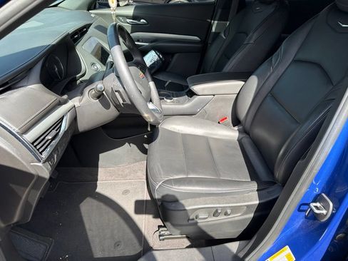 Used 2023 Cadillac XT4 Premium Luxury FWD image 2