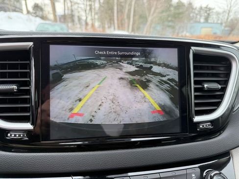 Used 2024 Chrysler Pacifica Touring-L image 9