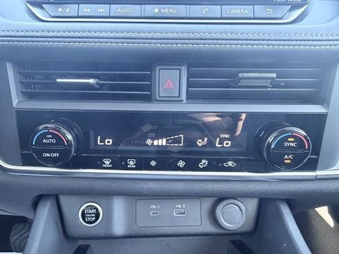 Used 2023 Nissan Rogue SV image 16