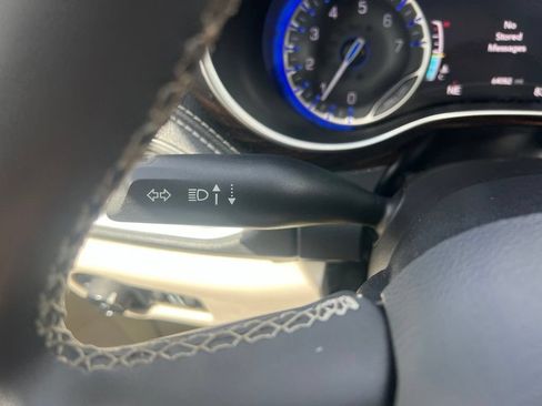 Certified 2023 Chrysler Pacifica Limited FWD image 36