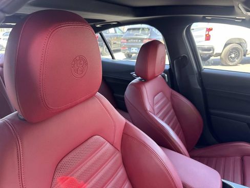 Used 2023 Alfa Romeo Giulia Veloce RWD image 28