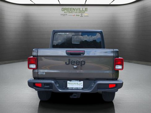 Used 2024 Jeep Gladiator Sport AWD/4WD image 4