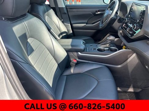 Used 2022 Toyota Highlander XLE AWD/4WD image 7