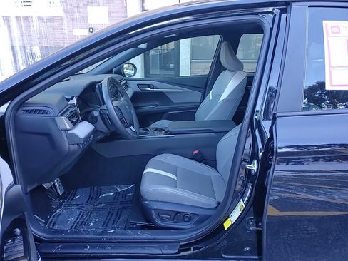 Used 2025 Toyota Camry SE w/ Convenience Package image 18