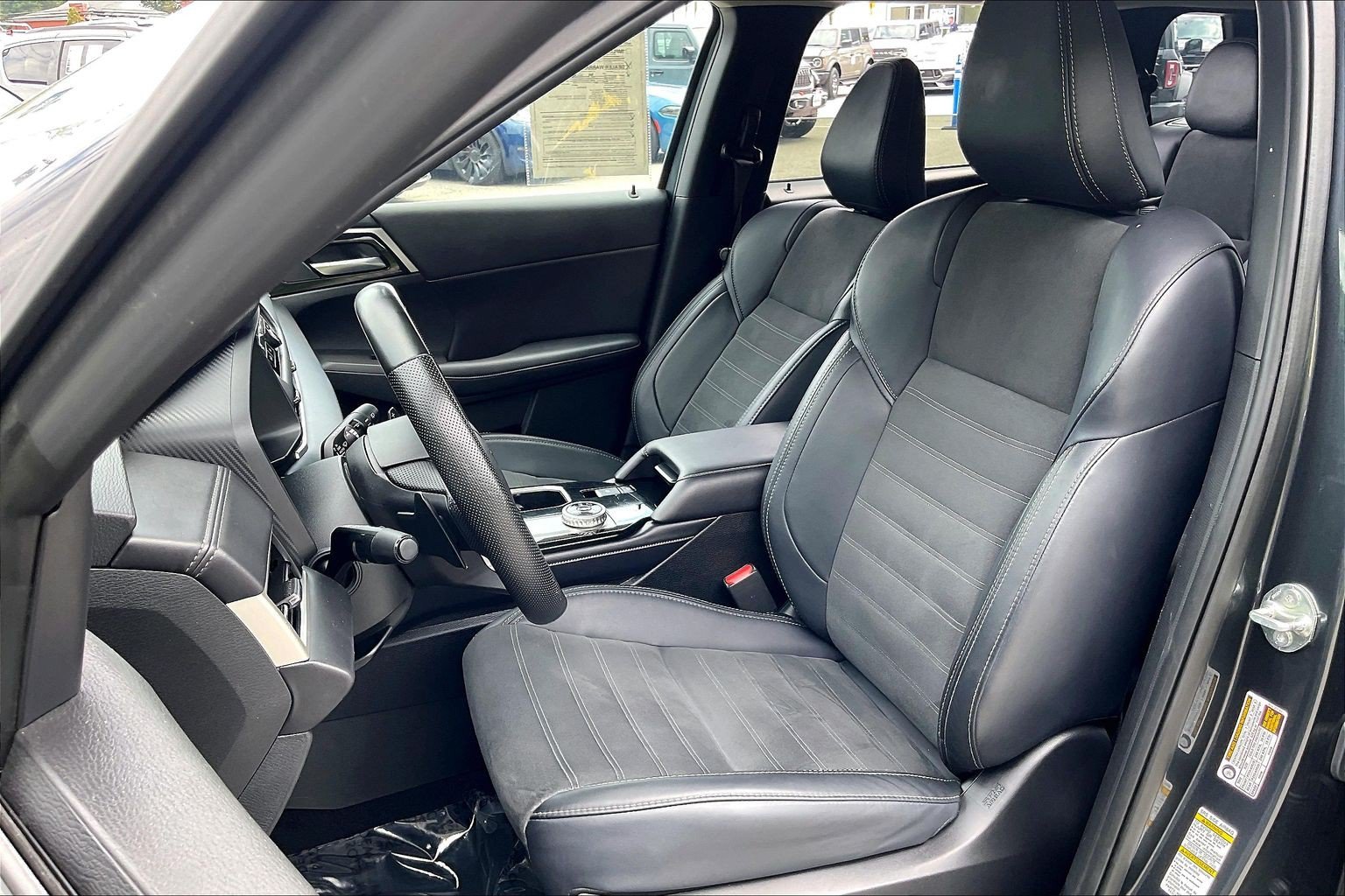 Used 2025 Mitsubishi Outlander SE FWD image 23