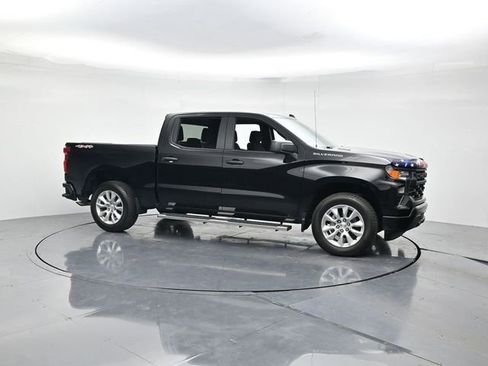 Used 2025 Chevrolet Silverado 1500 Custom image 3