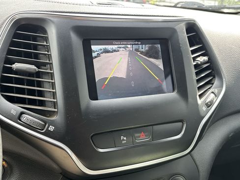 Used 2019 Jeep Cherokee Latitude Plus AWD/4WD image 19