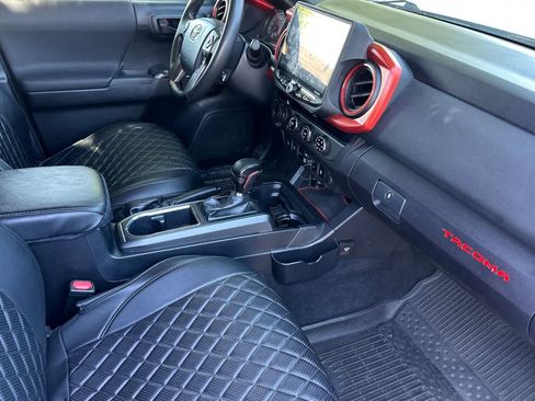 Used 2018 Toyota Tacoma TRD Sport w/ Technology Package RWD image 17