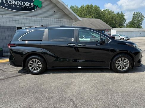 Used 2026 Toyota Sienna XLE FWD image 2