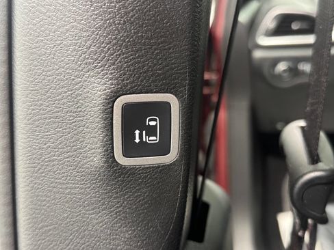 Used 2023 Chrysler Pacifica Limited w/ Uconnect Theater Family Group image 21