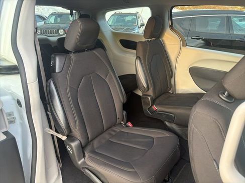Used 2023 Chrysler Voyager LX image 12