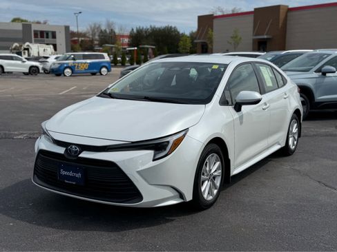Used 2025 Toyota Corolla LE w/ LE Premium Package FWD image 3