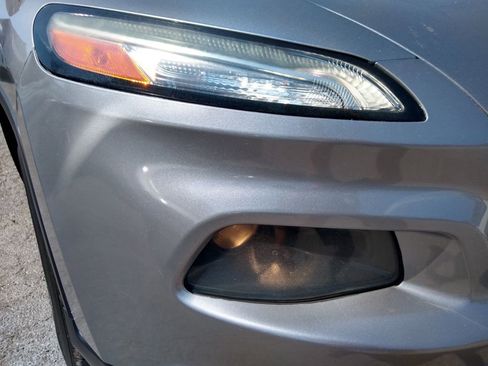 Used 2015 Jeep Cherokee Sport image 4