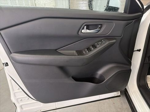 Used 2025 Nissan Rogue SV FWD image 9