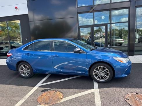 Used 2017 Toyota Camry SE image 2