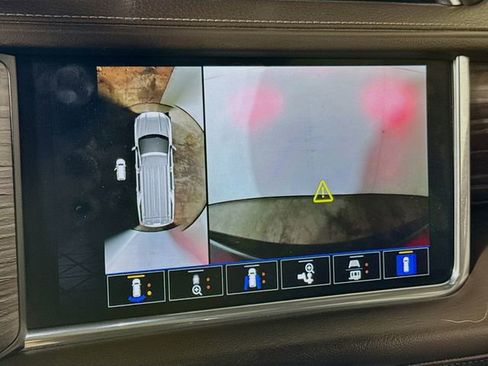 Used 2023 GMC Yukon XL Denali image 12