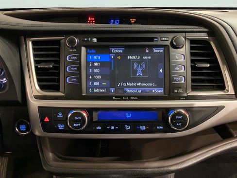 Used 2017 Toyota Highlander XLE image 17