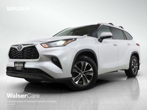 Used 2022 Toyota Highlander XLE image 1