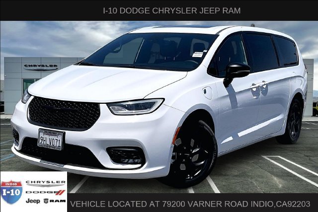 Used 2023 Chrysler Pacifica Limited w/ Uconnect Theater Family Group FWD image 1