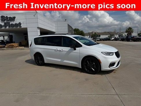 Used 2025 Chrysler Pacifica Limited FWD image 2