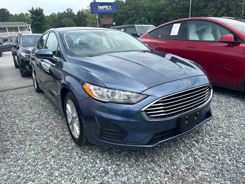 Used 2019 Ford Fusion SE FWD image 2