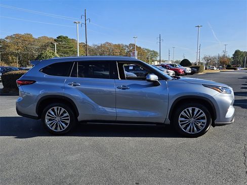 Used 2021 Toyota Highlander Platinum image 17