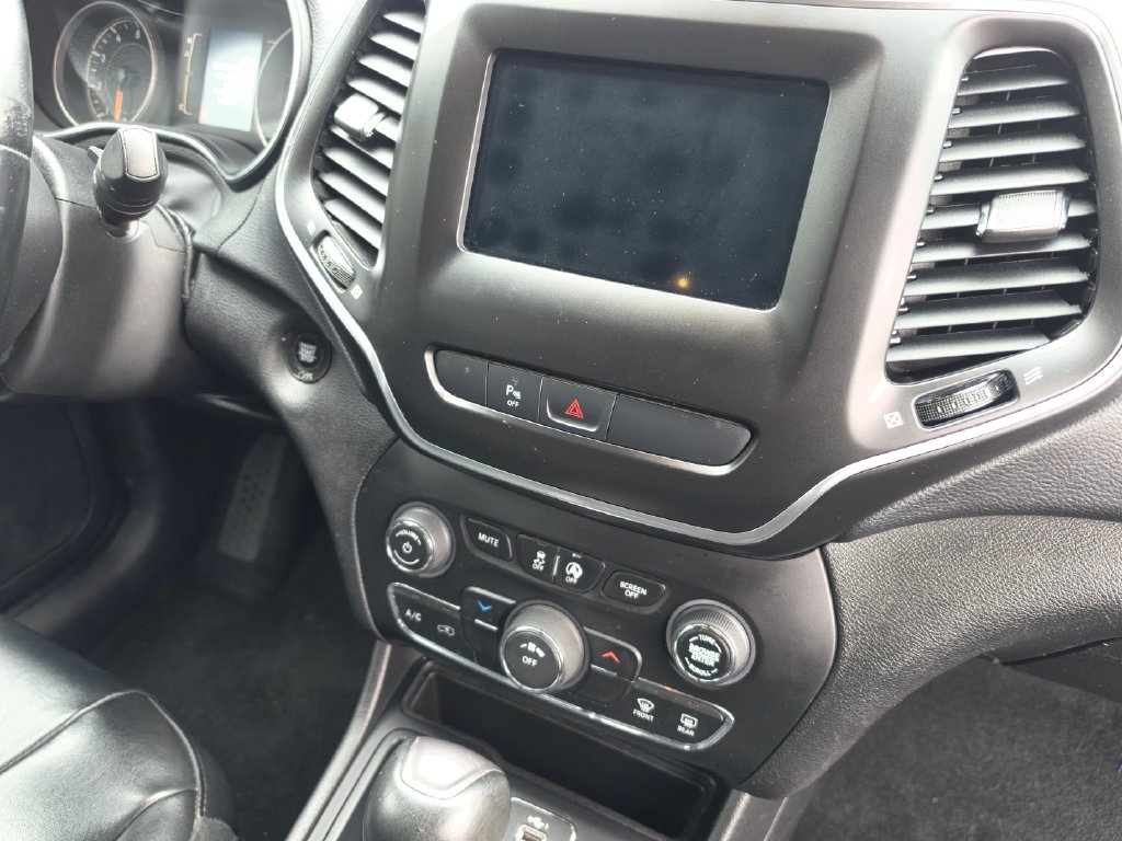 Used 2019 Jeep Cherokee Latitude Plus FWD image 13