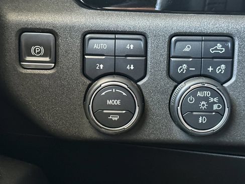 Certified 2022 Chevrolet Silverado 1500 High Country w/ High Country Premium Package AWD/4WD image 36