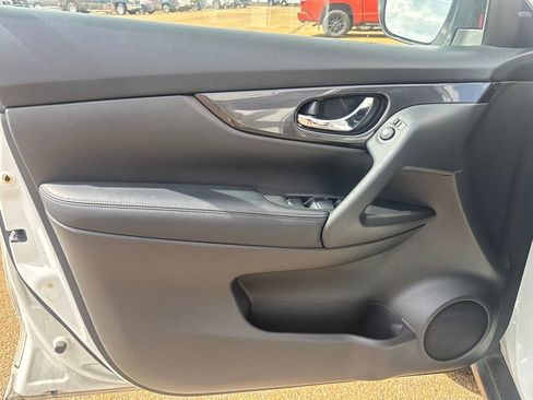 Used 2019 Nissan Rogue SV image 5