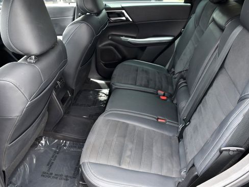 Used 2023 Mitsubishi Outlander LE image 10