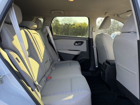 Used 2023 Nissan Rogue SV image 16