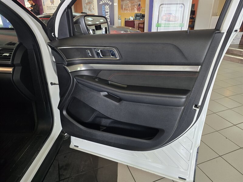 Used 2018 Ford Explorer XLT w/ Equipment Group 202A AWD/4WD image 17