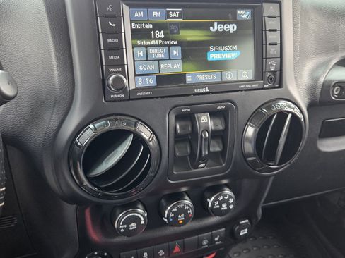 Used 2017 Jeep Wrangler Unlimited Rubicon AWD/4WD image 16