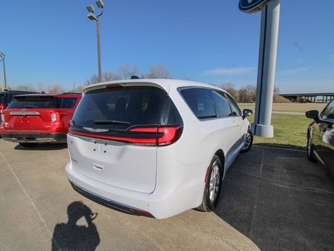 Used 2024 Chrysler Pacifica Touring-L image 3