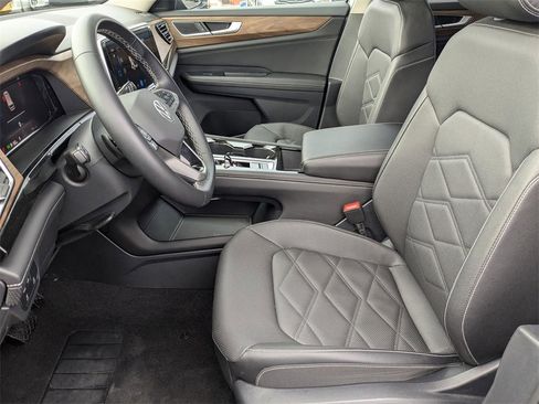 Used 2025 Volkswagen Atlas SE image 17