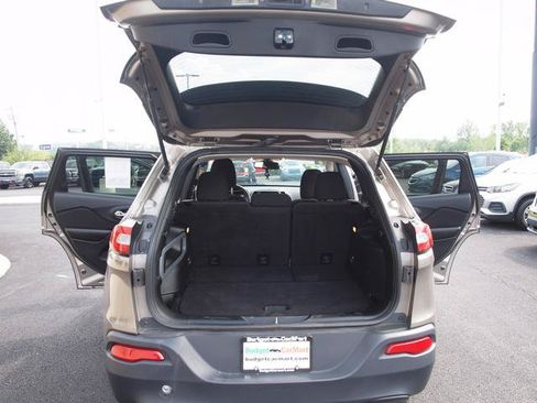 Used 2017 Jeep Cherokee Latitude AWD/4WD image 5