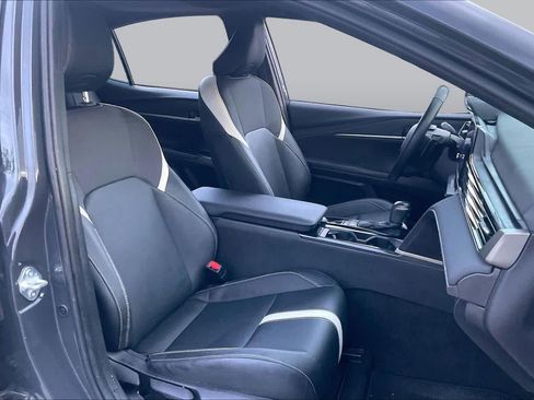 Used 2025 Toyota Camry SE w/ Convenience Package FWD image 9
