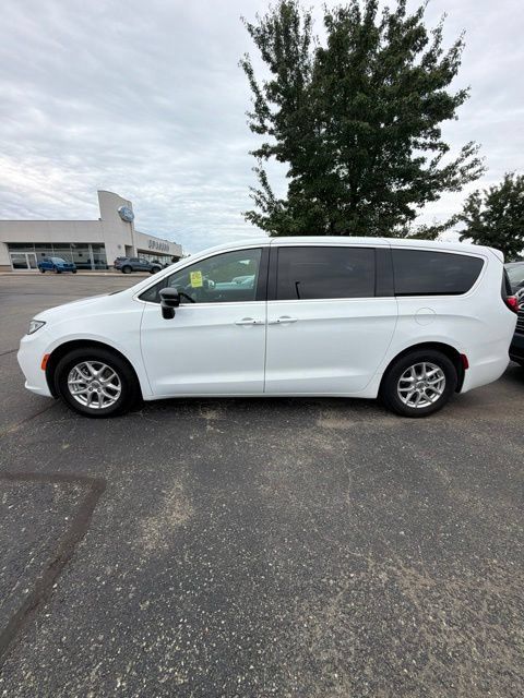 Used 2025 Chrysler Pacifica Select FWD image 2