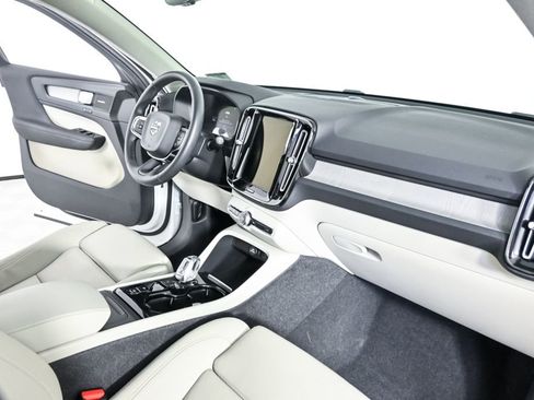 Used 2024 Volvo XC40 B5 Ultimate w/ Protection Package Premier image 26