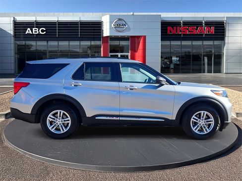 Used 2023 Ford Explorer XLT w/ Equipment Group 202A image 4