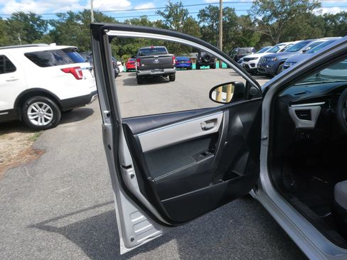 Used 2015 Toyota Corolla LE FWD image 11