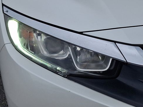 Used 2018 Honda Civic EX image 9