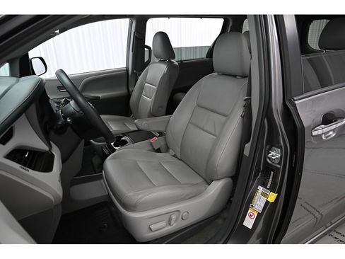 Used 2018 Toyota Sienna XLE image 9