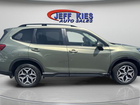 Used 2021 Subaru Forester Premium AWD/4WD image 4
