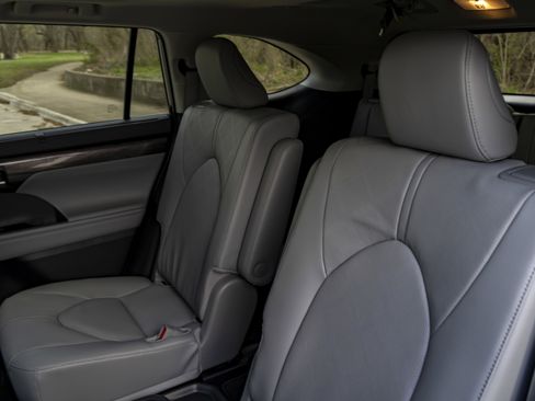 Used 2026 Toyota Highlander Platinum image 18