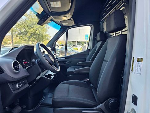 Used 2025 Mercedes-Benz Sprinter 2500 image 23