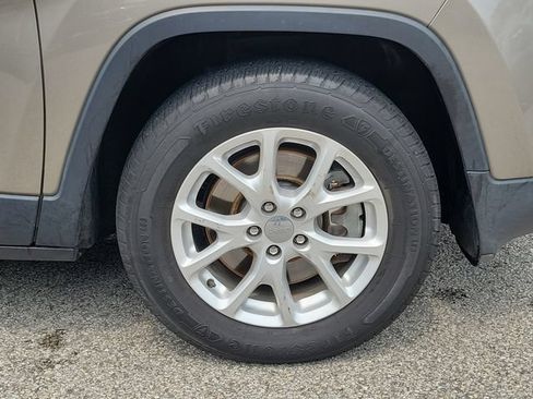Used 2017 Jeep Cherokee Latitude AWD/4WD image 5