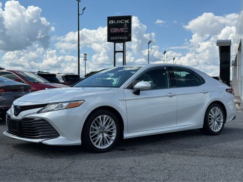 Used 2020 Toyota Camry XLE w/ Sunroof Package FWD image 9