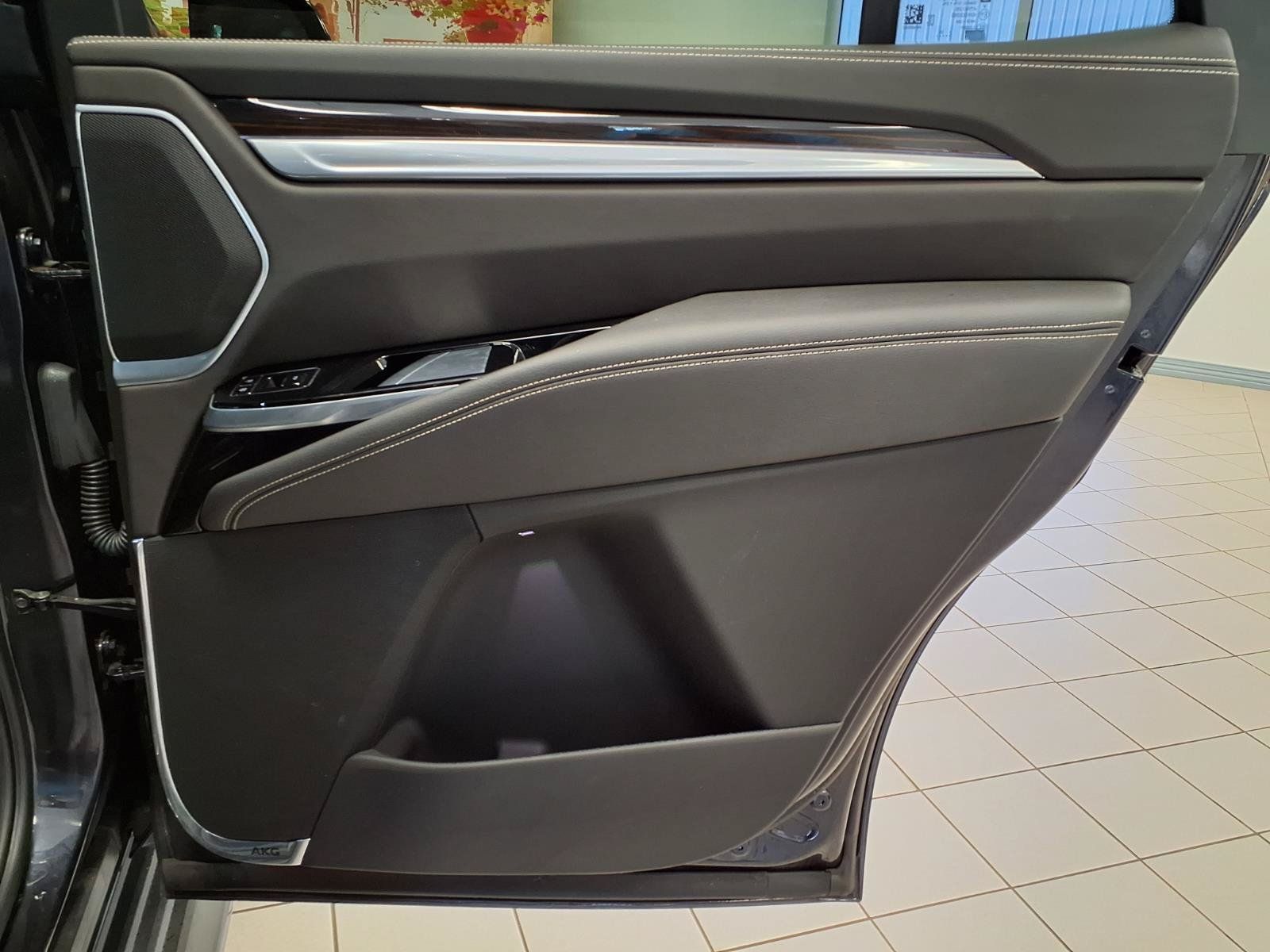Used 2025 Cadillac Escalade Luxury RWD image 13