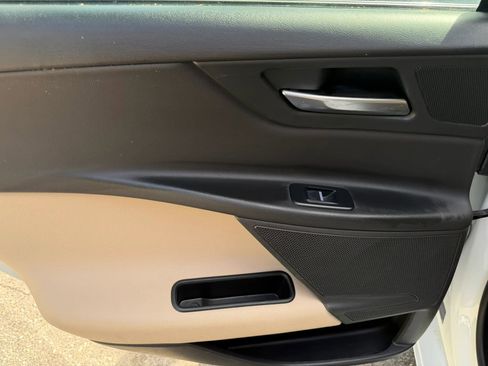 Used 2019 Jaguar XE Premium image 16